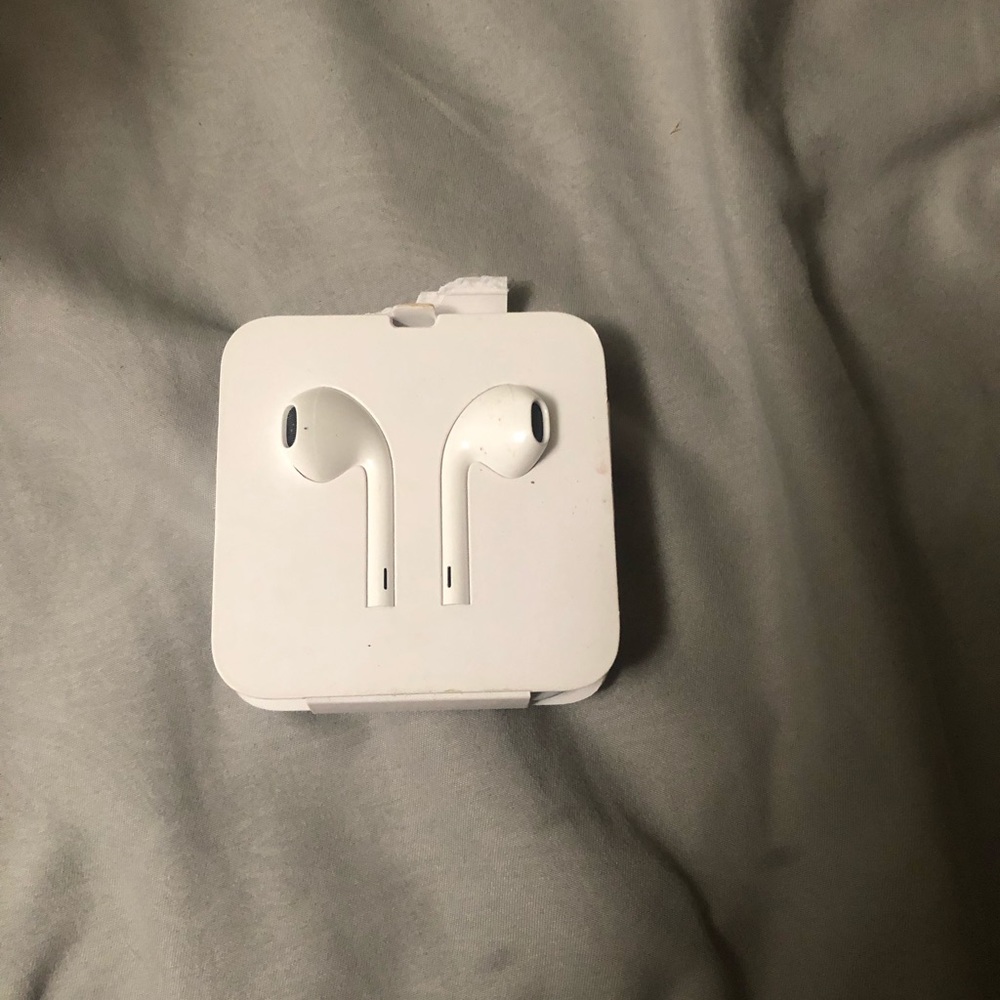 Apple earbuds with connector